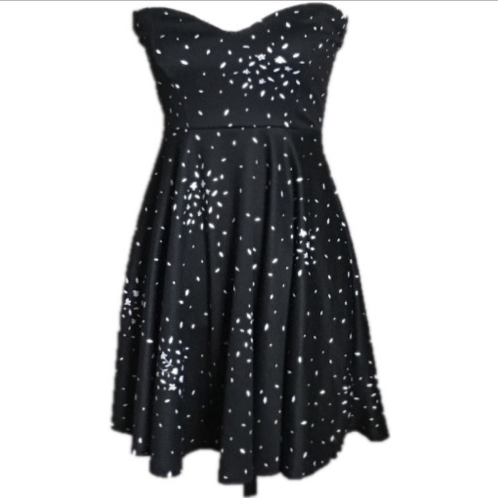 NWT. Black strapless